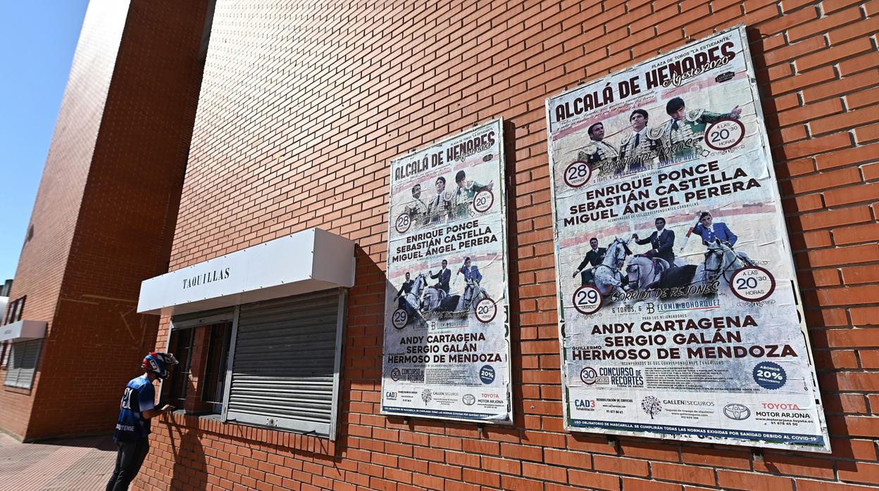 Un hombre compra entradas en la plaza de toros de Alcalá de Henares este jueves