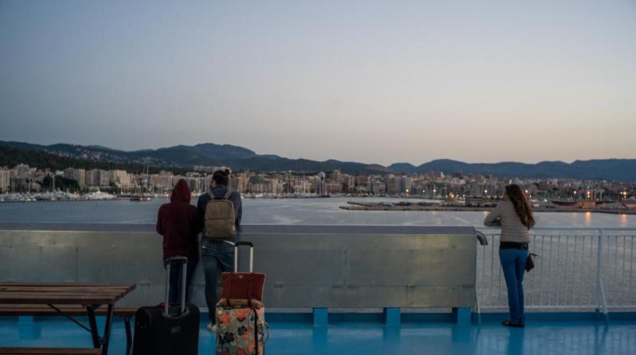 Usuarios de una embarcación, frente a las vistas de Barcelona