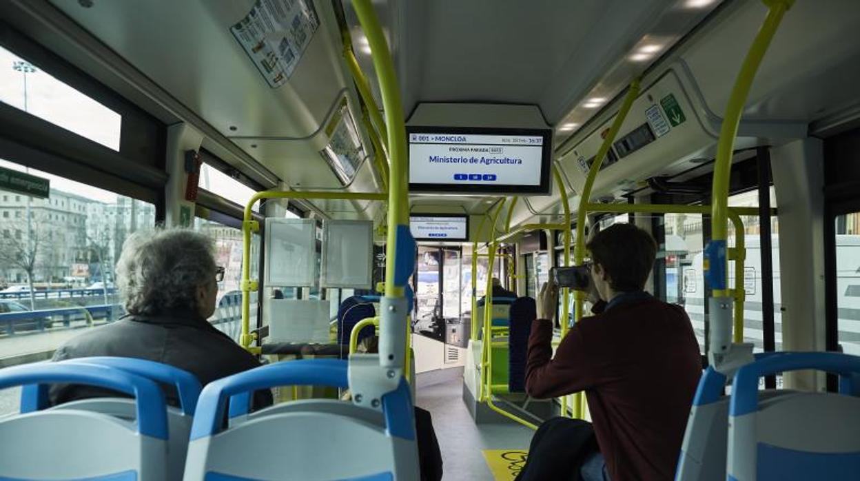 Dos usuarios viajan en un autobús de la EMT