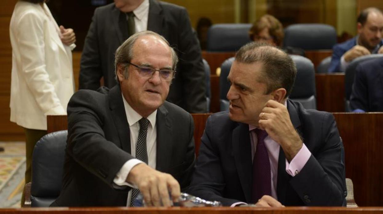 El delegado del Gobierno en Madrid, José Manuel Franco, mira al portavoz del PSOE en la Asamblea, Ángel Gabilondo