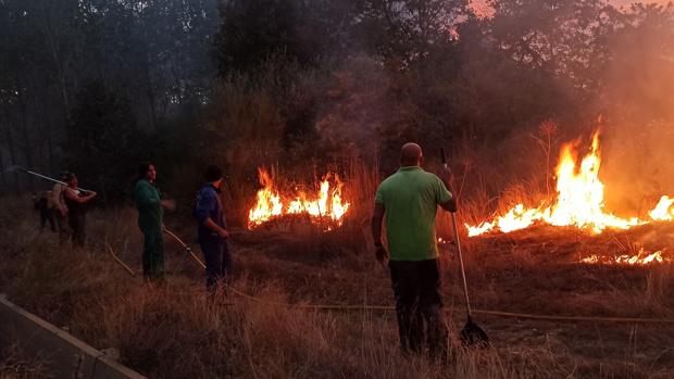 Los vecinos de Castrocontrigo y Nogarejas (León), fundamentales para controlar un duro incendio