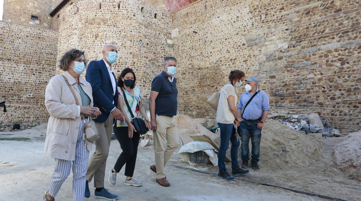 El alcalde José Antonio Diez, durante la visita a las obras de la Muralla de León