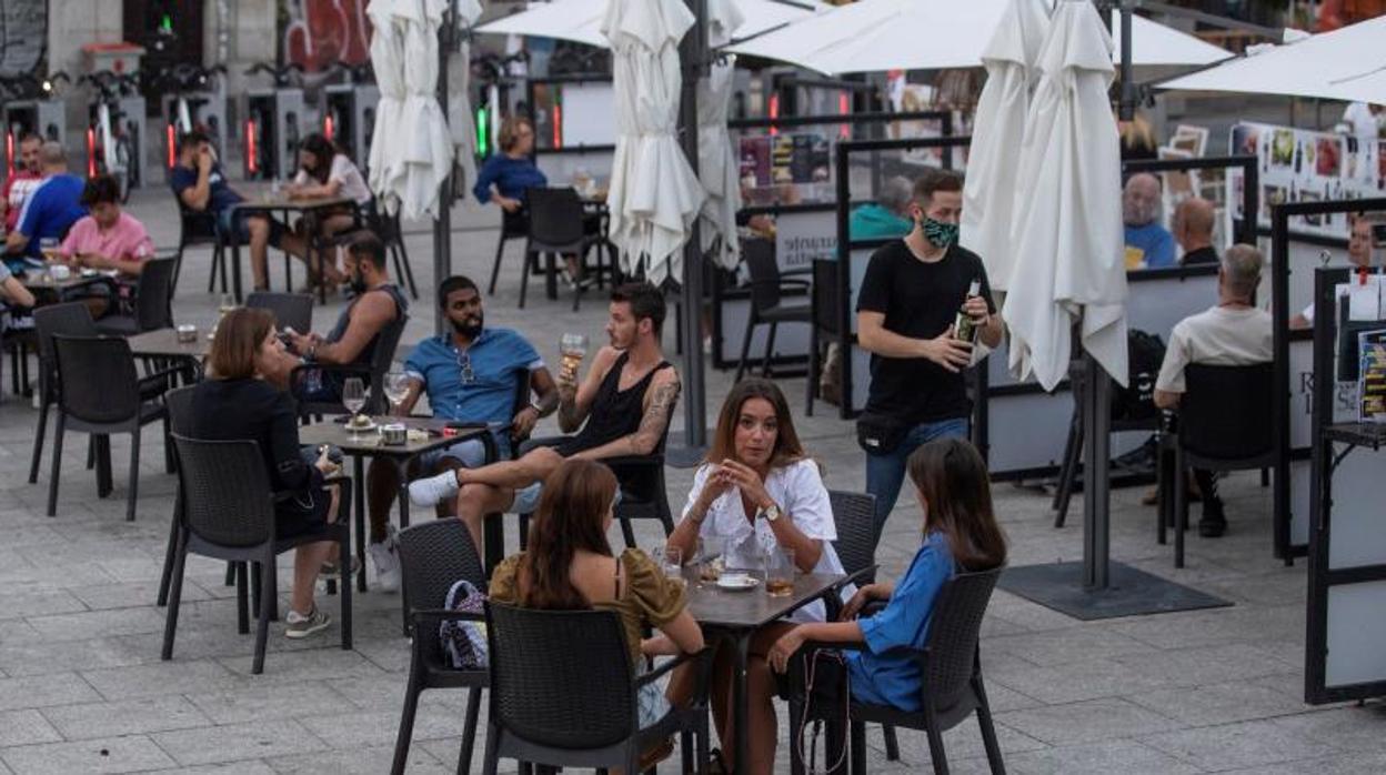 Decenas de personas se toman una copa en una terraza de la plaza de Pedro Zerolo