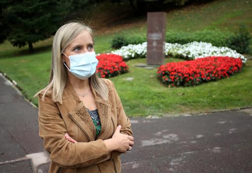 Fernández, junto al monolito en honor a las víctimas del terrorismo en Bilbao. La dirigente vizcaína asistirá al homenaje de Manuel Indiano, exconcejal del PP en Zumárraga, asesinado por ETA hace hoy 20 años