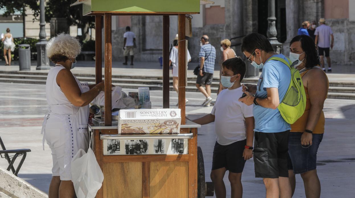 Un grupo de personas en un puesto de horchata de Valencia