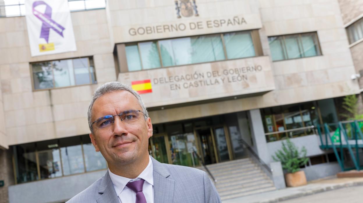 Javier Izquierdo frente a la sede de la Delegación del Gobierno en Valladolid