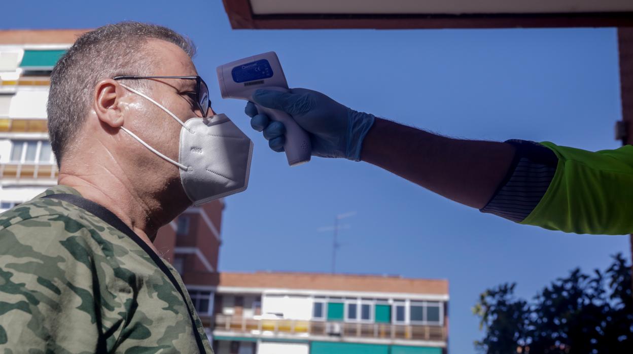 Toma de temperatura antes de realizarse la prueba PCR, este viernes, en Fuenlabrada