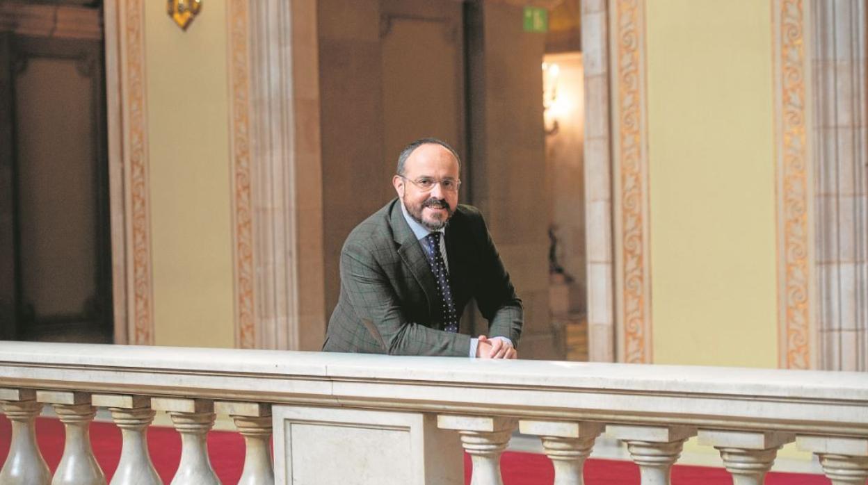 Alejandro Fernández, fotografiado en la escalera noble del Parlamento de Cataluña