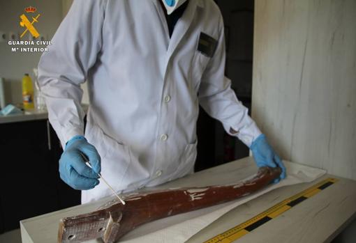 La pata de madera de una mesa fue el instrumento suministrado por Dolores para atacar a la novia de su exmarido
