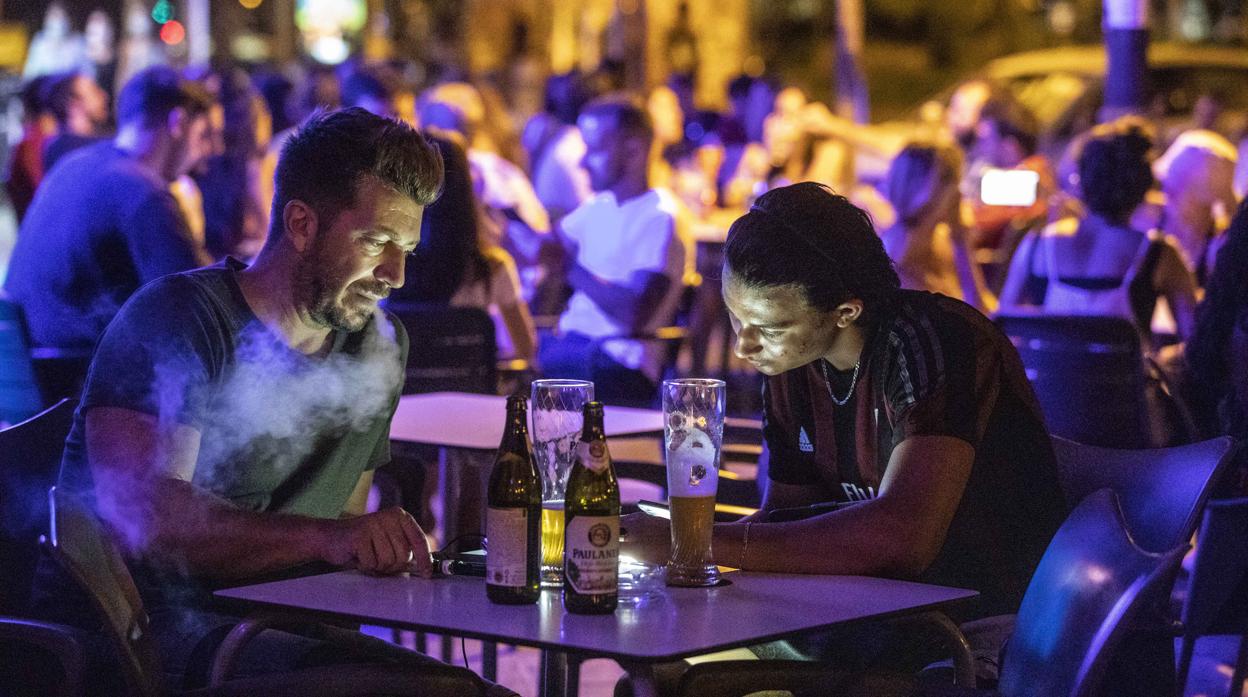 Dos personas consumen en una terraza de Valencia