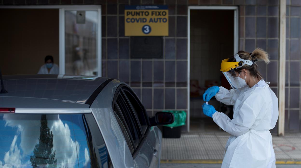 Una enfermera realiza de una prueba PCR en el Complejo Hospitalario Universitario de Orense