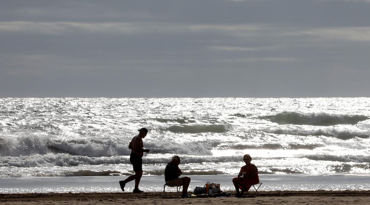 Varias personas, este sábado en la playa de la Malvarrosa de Valencia