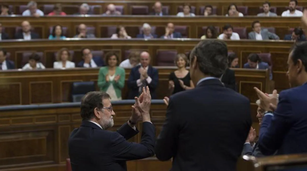 Mariano Rajoy saluda a su grupo parlamentario en el Congreso