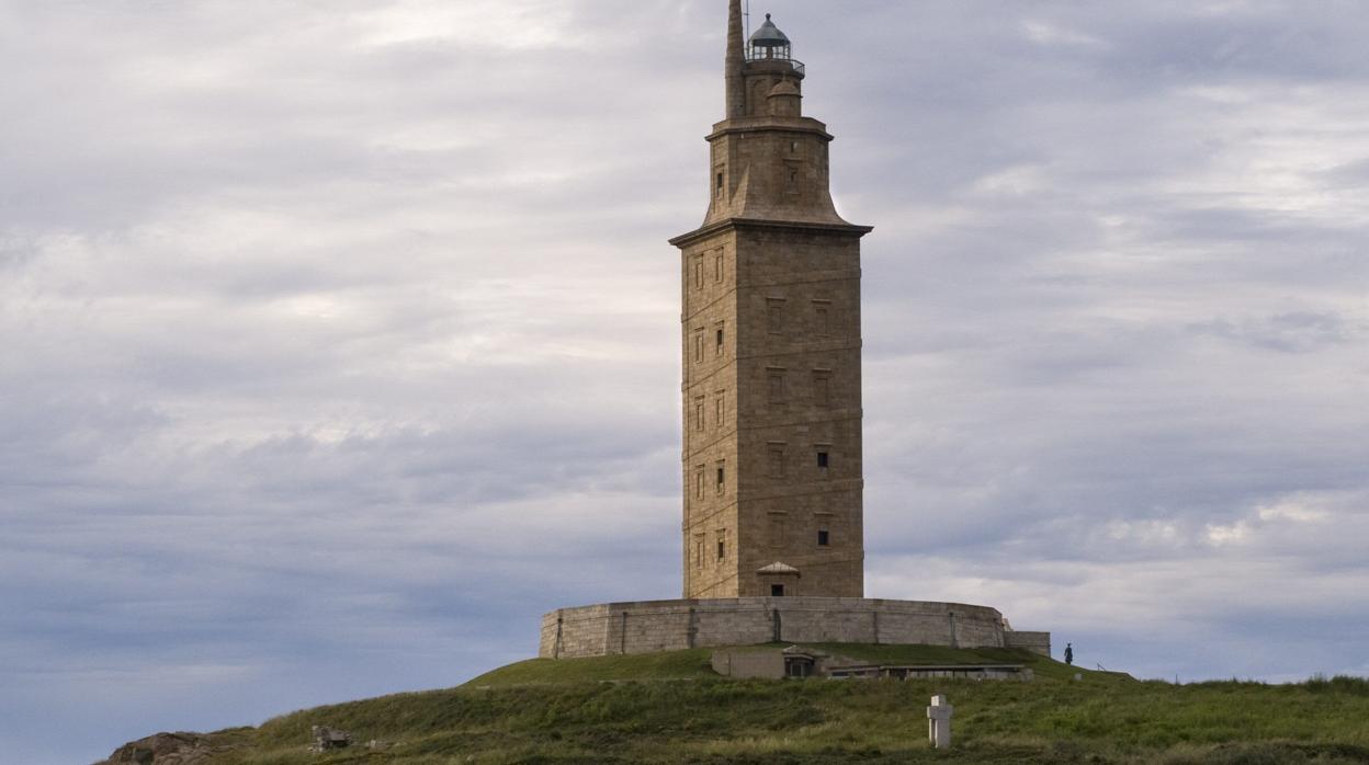 La Torre de Hércules permanecerá cerrada a pesar de las PCR negativas de dos empleados