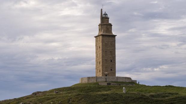 La Torre de Hércules permanecerá cerrada a pesar de las PCR negativas de dos empleados