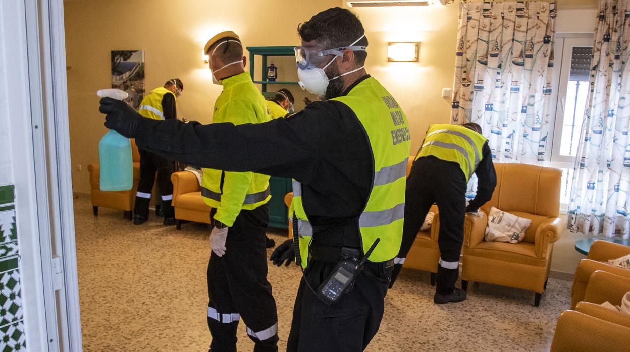 Miembros de la Unidad Militar de Emergencia, en la desinfección de un geriátrico durante la primera oleada de la pandemia, en primavera