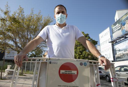 Rubén Cano regenta un bar en zona libre de restricciones, pero su almacén se encuentra en un área «confinada» de Alcobendas