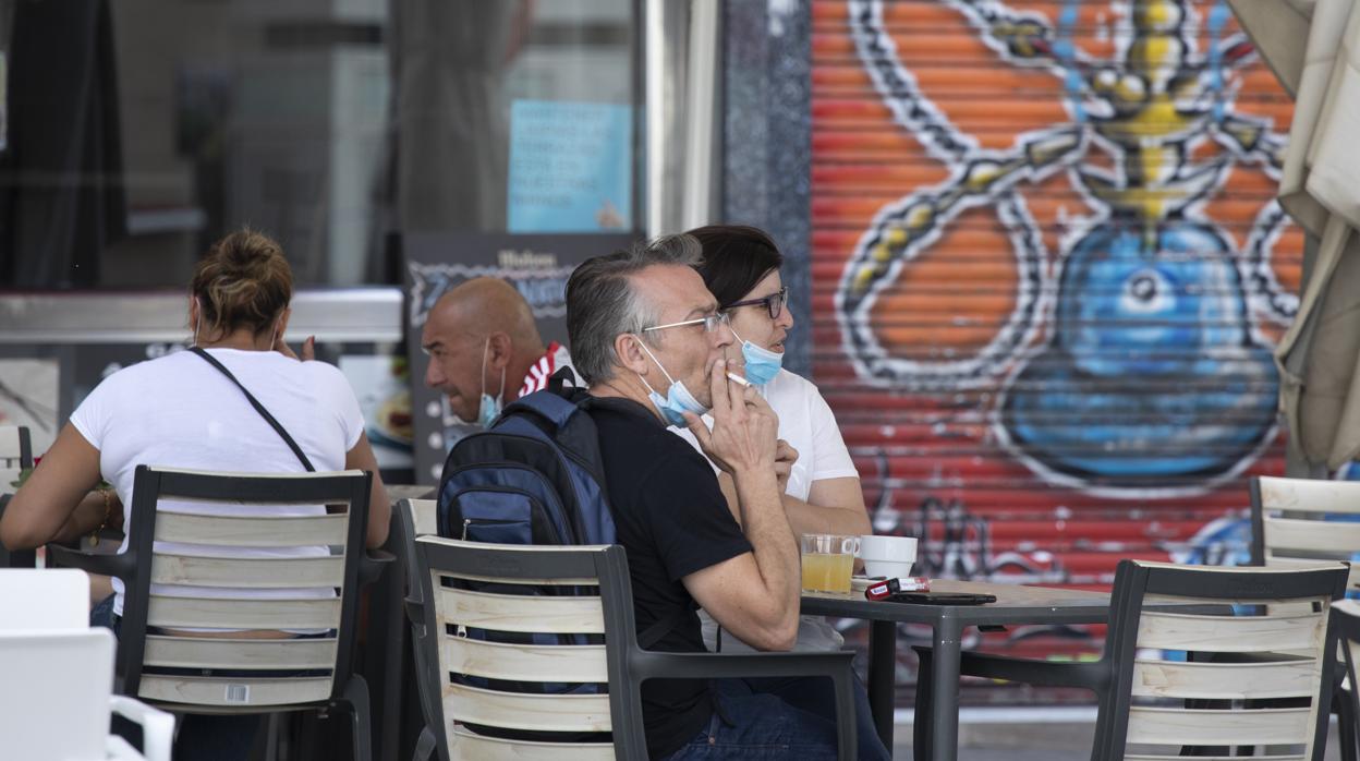 La prohibición de fumar en las terrazas, si no hay 2 metros de distancia con las demás personas, es una de las medidas que quieren recurrir