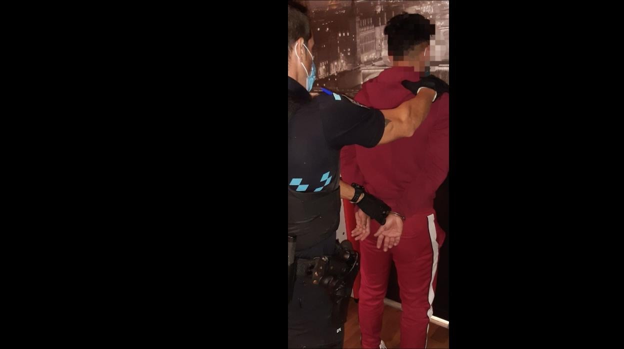 Un policía local, con el detenido ya esposado en el bar donde fue arrestado