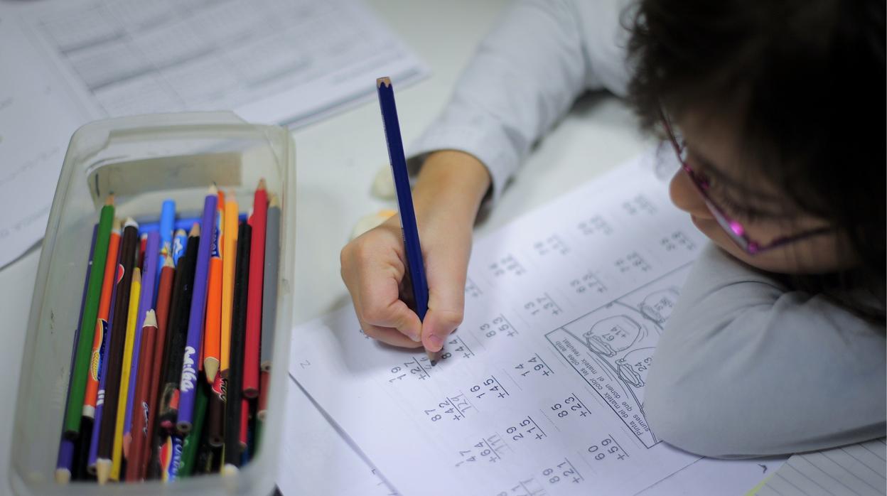 Una alumna completa un ejercico en una escuela catalana