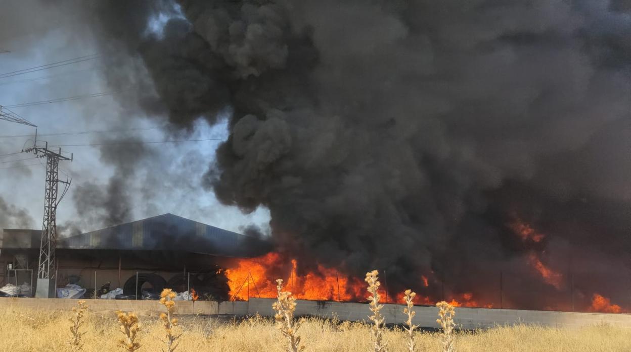 Bomberos trabajan para sofocar el incendio