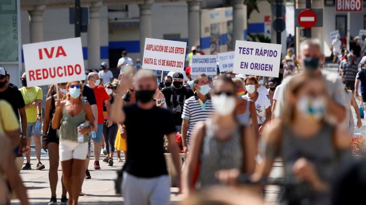 Reivindicaciones del sector hostelero expuestas en las pancartas de la manifestación en Benidorm el pasado 23 de agosto