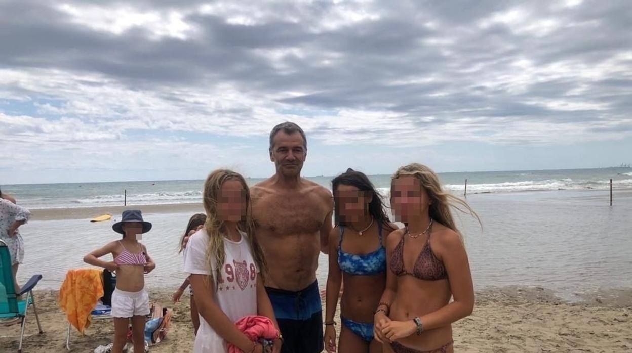 Imagen de Toni Cantó junto a las tres menores a las que rescató en una playa de Oropesa (Castellón)