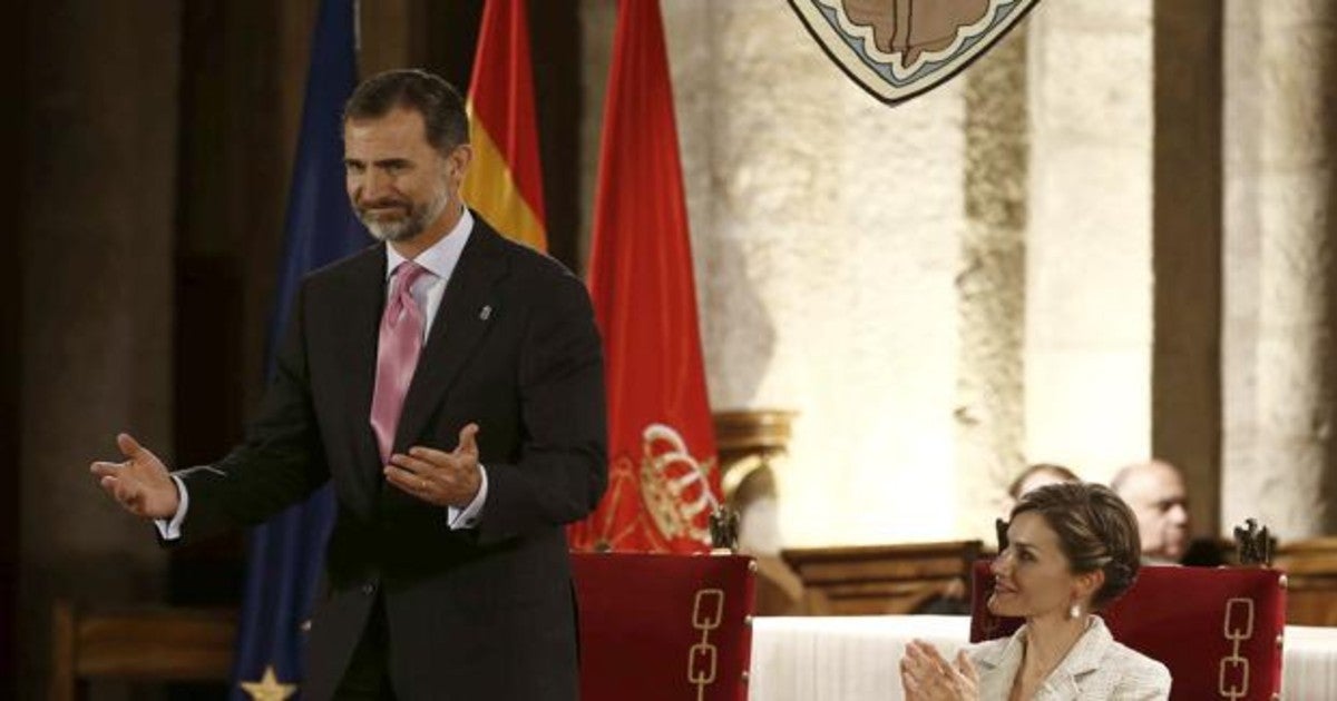 Los Reyes Felipe y Letizia en la entrega del Premio Príncipe de Viana 2015 al historiador Ramón A. González Cobo.