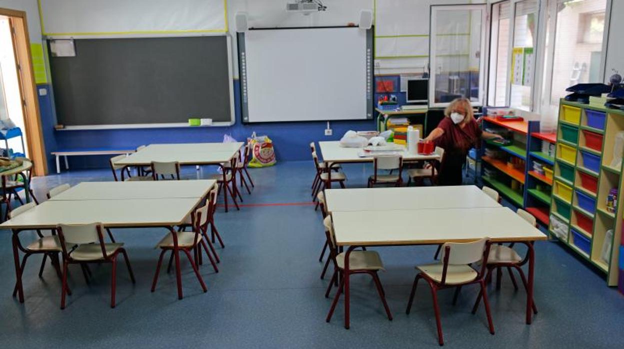 Personal prepara un aula en un colegio para el inicio del curso en Valencia