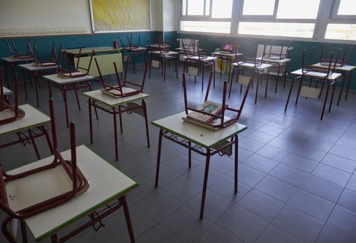 Ejemplo de un aula con separación entre pupitres y marcas en el suelo para saber dónde colocarlos