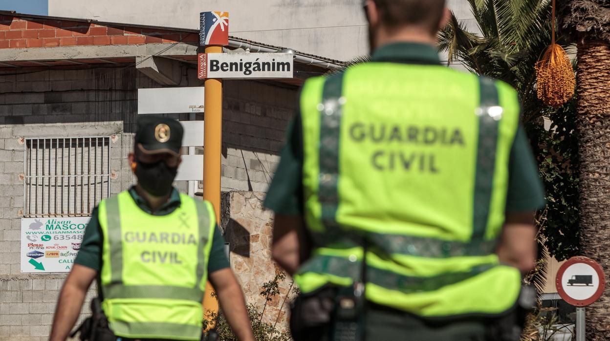 Una patrulla de la Guardia Civil realiza un control en uno de los accesos a la localidad valenciana de Benigànim