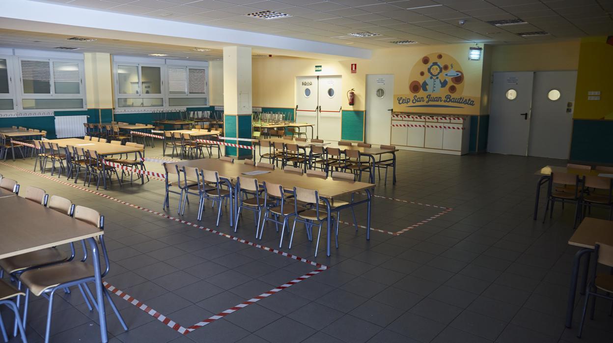 Las mesas del comedor, que solo podrá utilizar una clase, se han colocado a dos metros de distancia