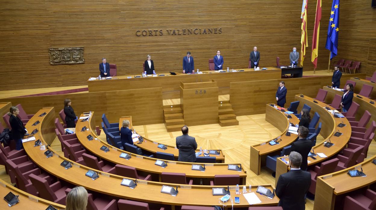 Imagen de uno de los plenos celebrados con escasa presencialidad en las Cortes Valencianas