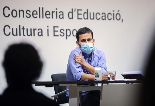 El conseller de Educación, Vicent Marzà, durante la rueda de prensa de este jueves