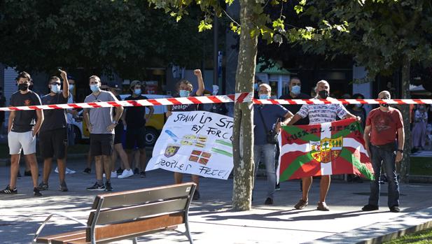 Cinco detenidos por arrojar piedras y botellas a ertzainas que custodiaban un acto de Vox en Vizcaya