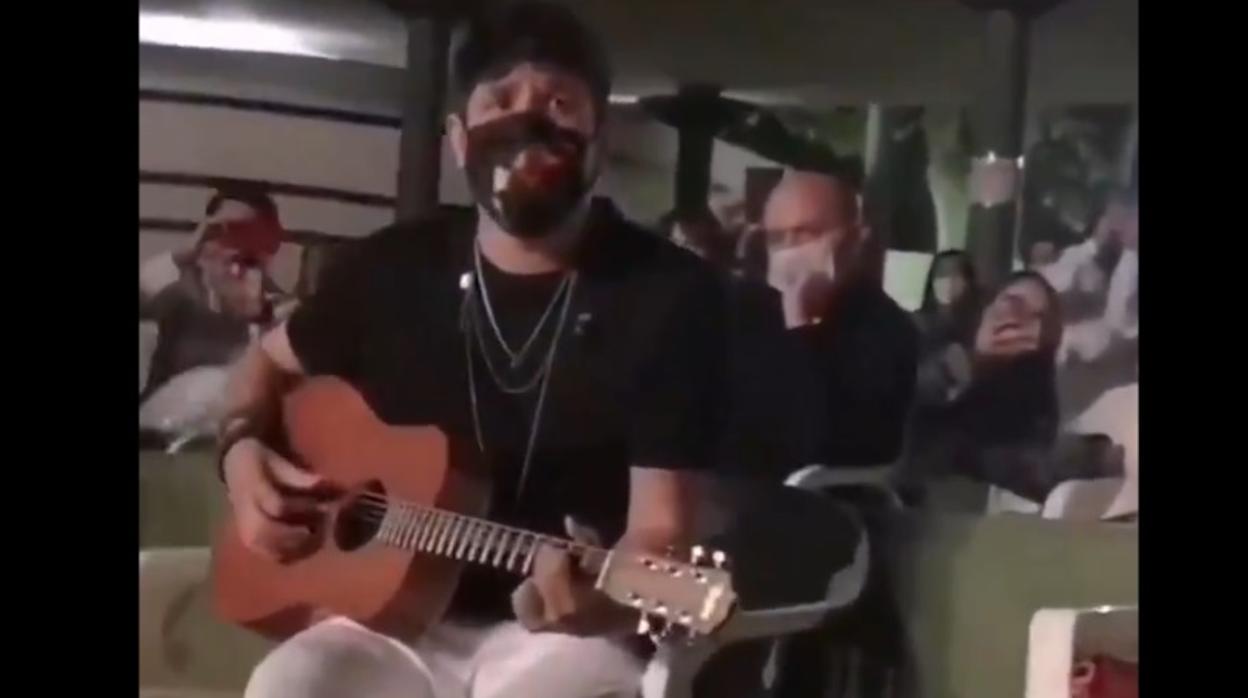 Después del incidente, Pablo López cogió su guitarra y cantó junto al público