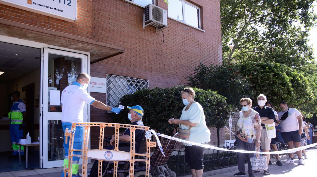 Ciudadanos realizándose PCR en un centro sanitario de Alcobendas