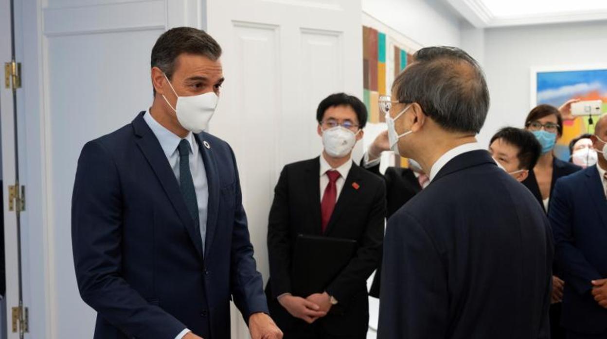 Sánchez con el director de la Oficina de Asuntos Exteriores del Comité Central del Partido Comunista de China