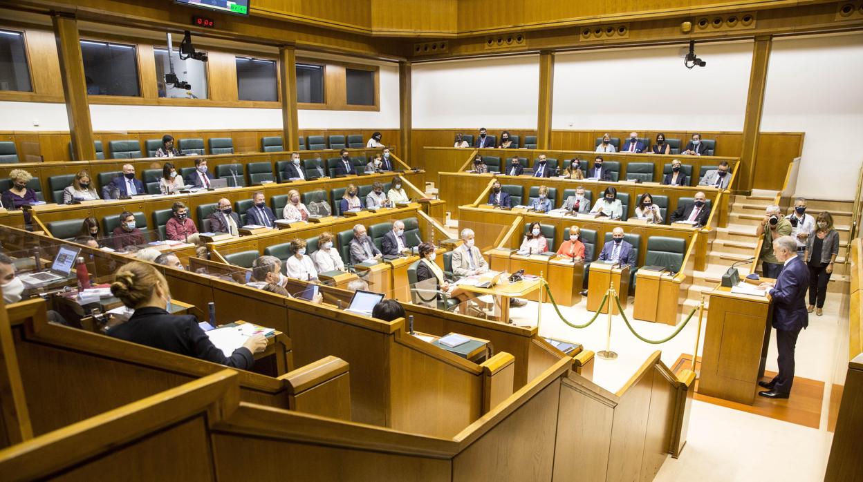 Urkullu, durante la sesión de este jueves en el Parlamento vasco