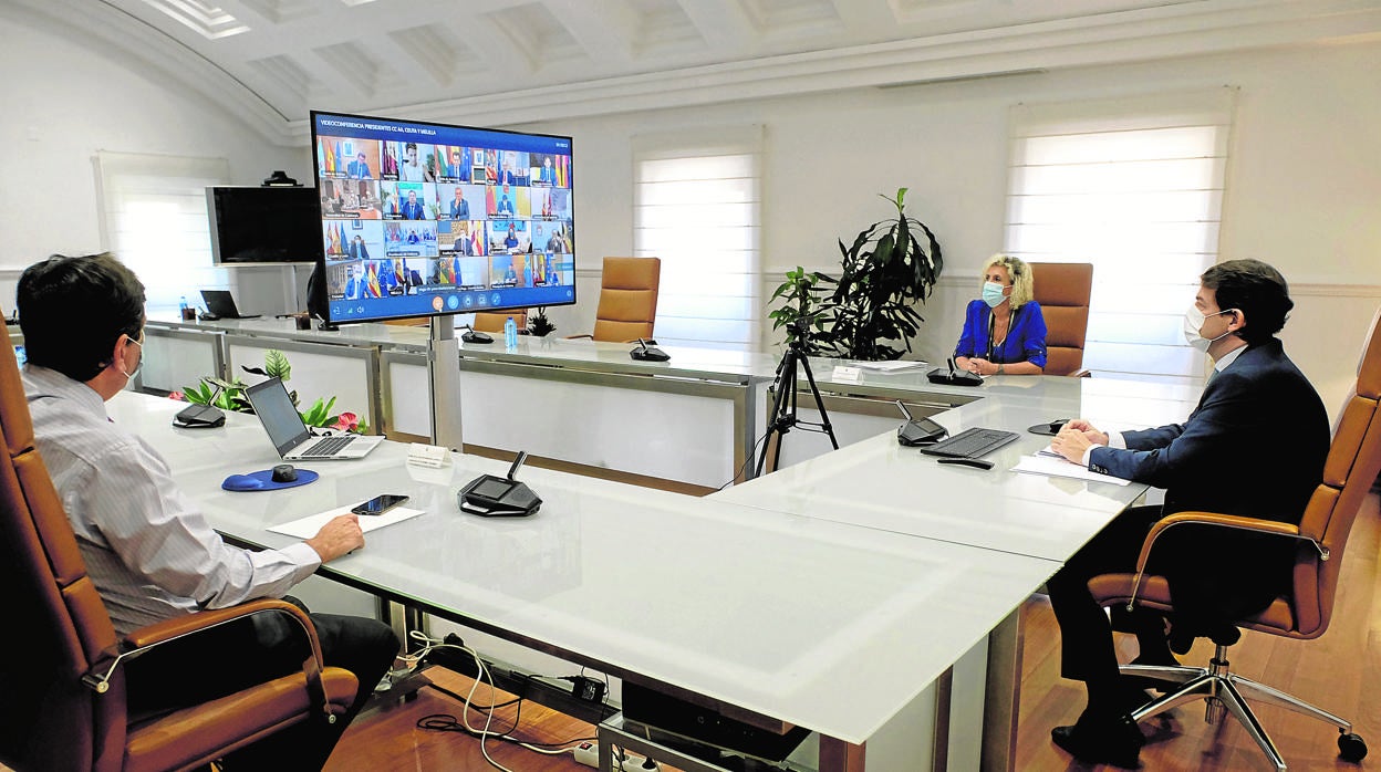 Mañueco, ayer durante la videoconferencia acompañado de Carriedo y Casado