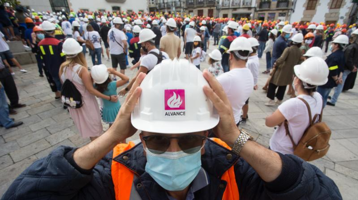 Un asistente con el casco de Alvance, en apoyo a la compra de la planta