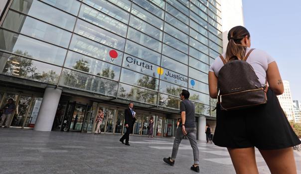 «Quiero saber si eres virgen»: a juicio por agredir sexualmente a su hija de catorce años en Valencia