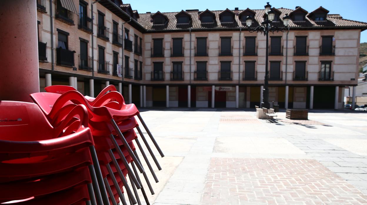 Terrazas desmontadas en la plaza de Tielmes tras el cierre de la hostelería