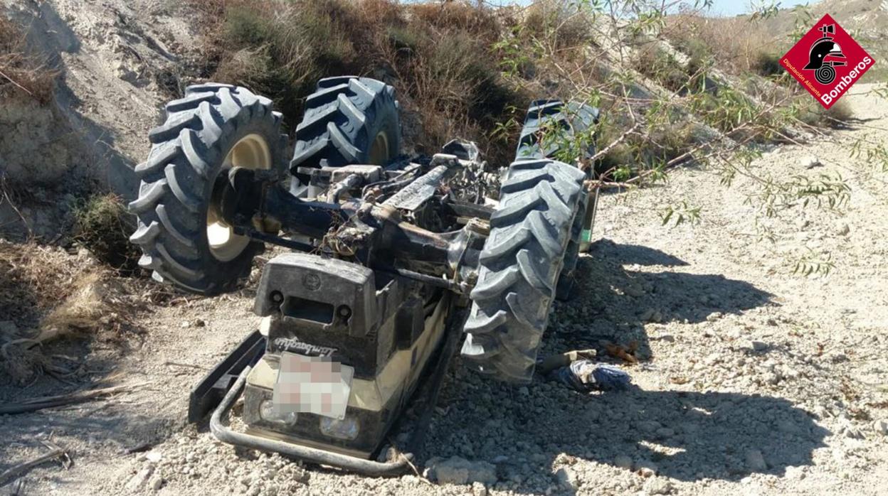 El tractor volcado del accidente mortal en Torremendo, este sábado