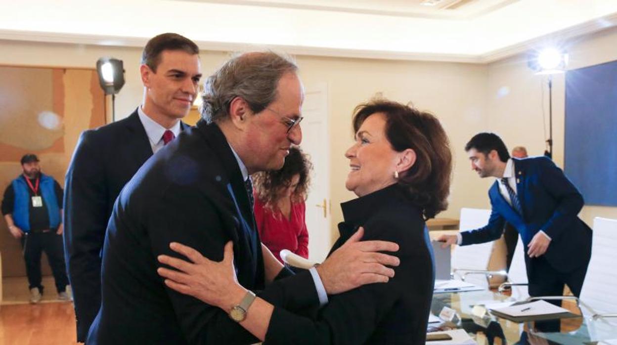 Torra y Calvo, en presencia de Sánchez, el 26 de febrero, en la primera reunión de la mesa de diálogo