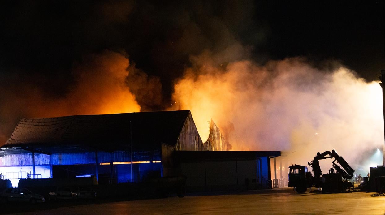 Un aparatoso incendio calcina varias naves de las instalaciones de Cobadu en Zamora
