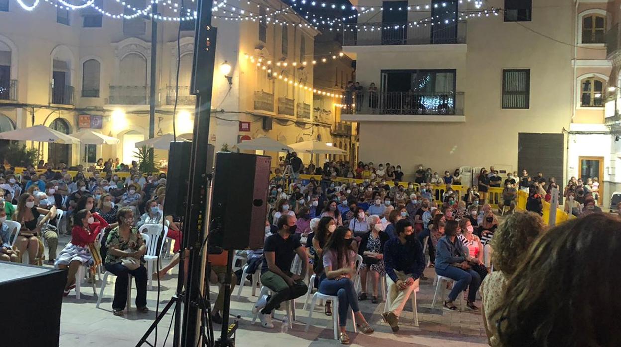 La plaza abarrotada durante uno de los conciertos del fin de semana en Monóvar