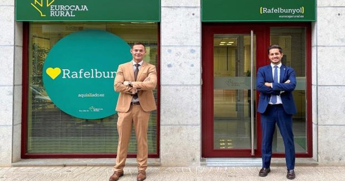 Fotografía de la oficina de Rafelbunyol. José Vicente Lázaro López (izq) junto al Director Territorial de Eurocaja Rural en Valencia, David Hervás