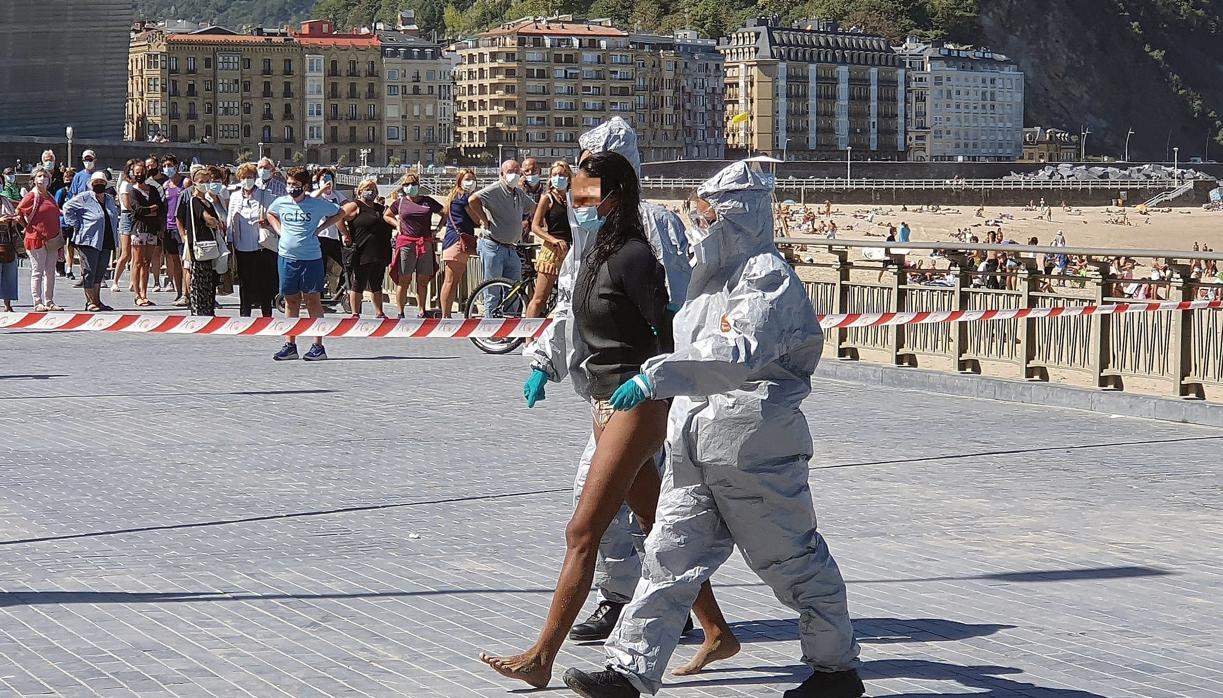 Detenida una mujer que se fue a surfear a la playa de San Sebastián aunque había dado positivo en coronavirus