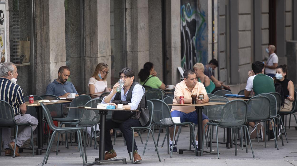 Consumidores en una terraza del centro de Madrid